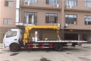 边坝附近汽车轮胎更换